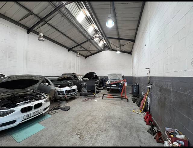 222M² WAREHOUSE TO LET IN GEORGE PARK